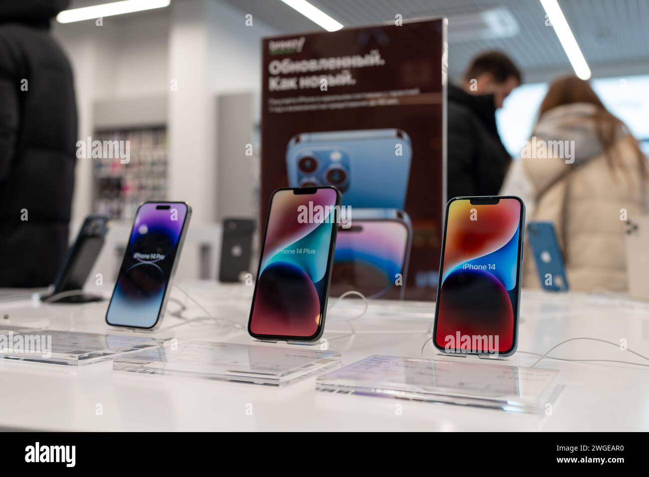 Modèles de smartphones Apple iPhone 14, lancement de l'affichage de démonstration à l'Apple Store. Minsk, Biélorussie - 26 janvier 2024 Banque D'Images