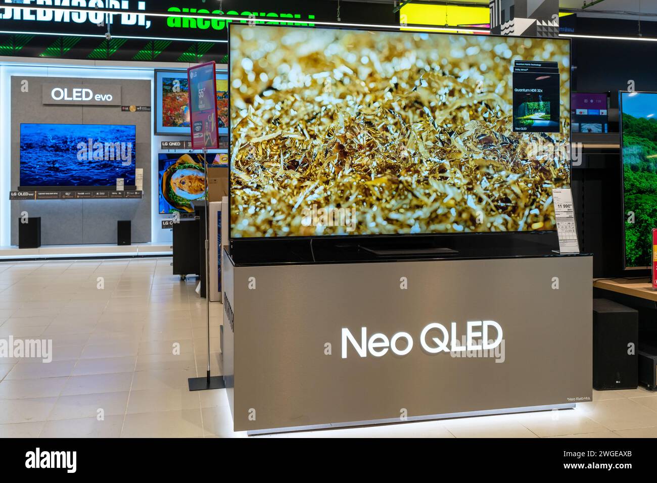 Samsung TV avec la technologie QLED dans le magasin d'électronique. Minsk, Biélorussie - 28 juillet 2023 Banque D'Images