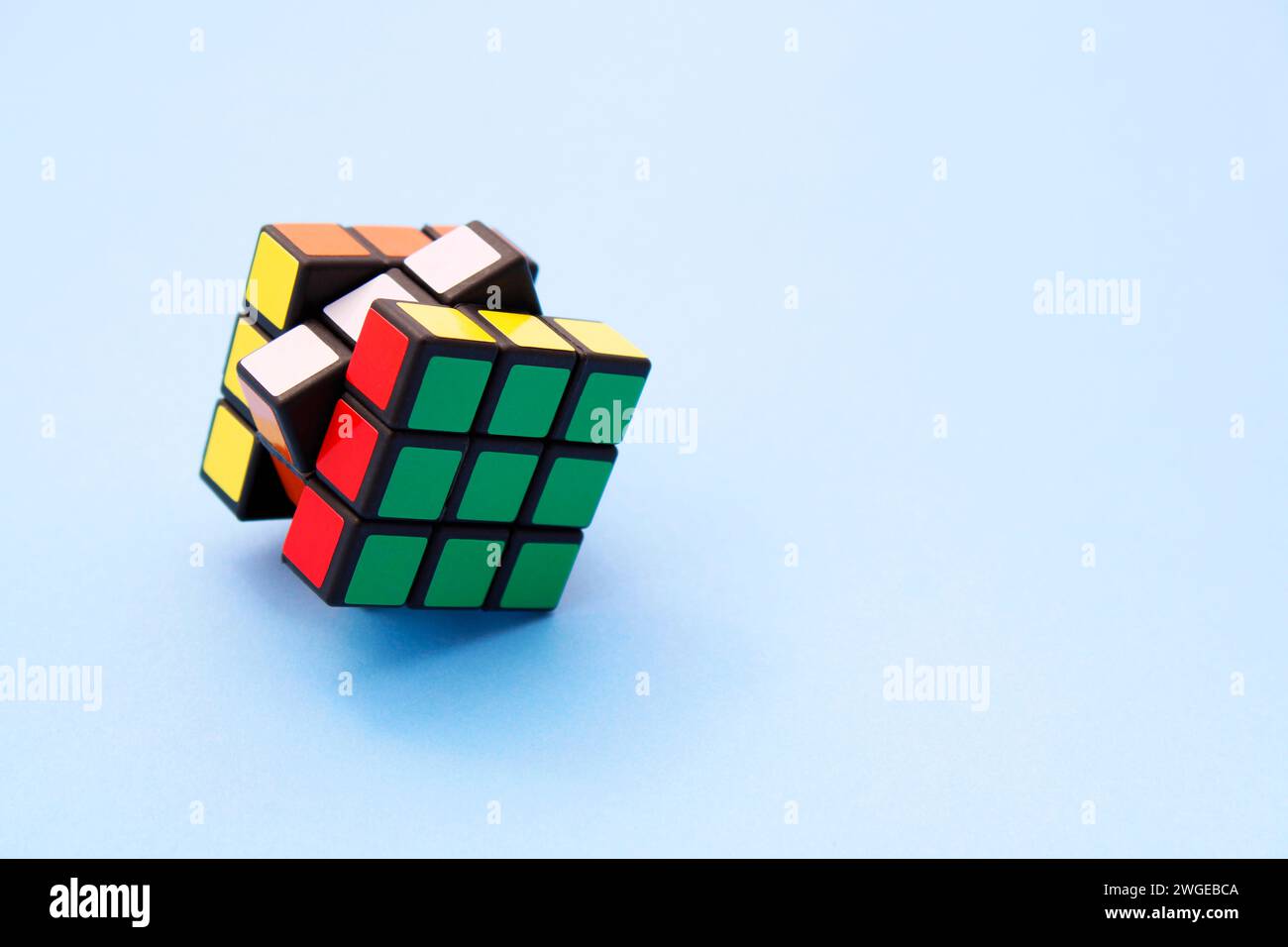 Cube Rubik's Cube coloré avec axes pivotés Banque D'Images