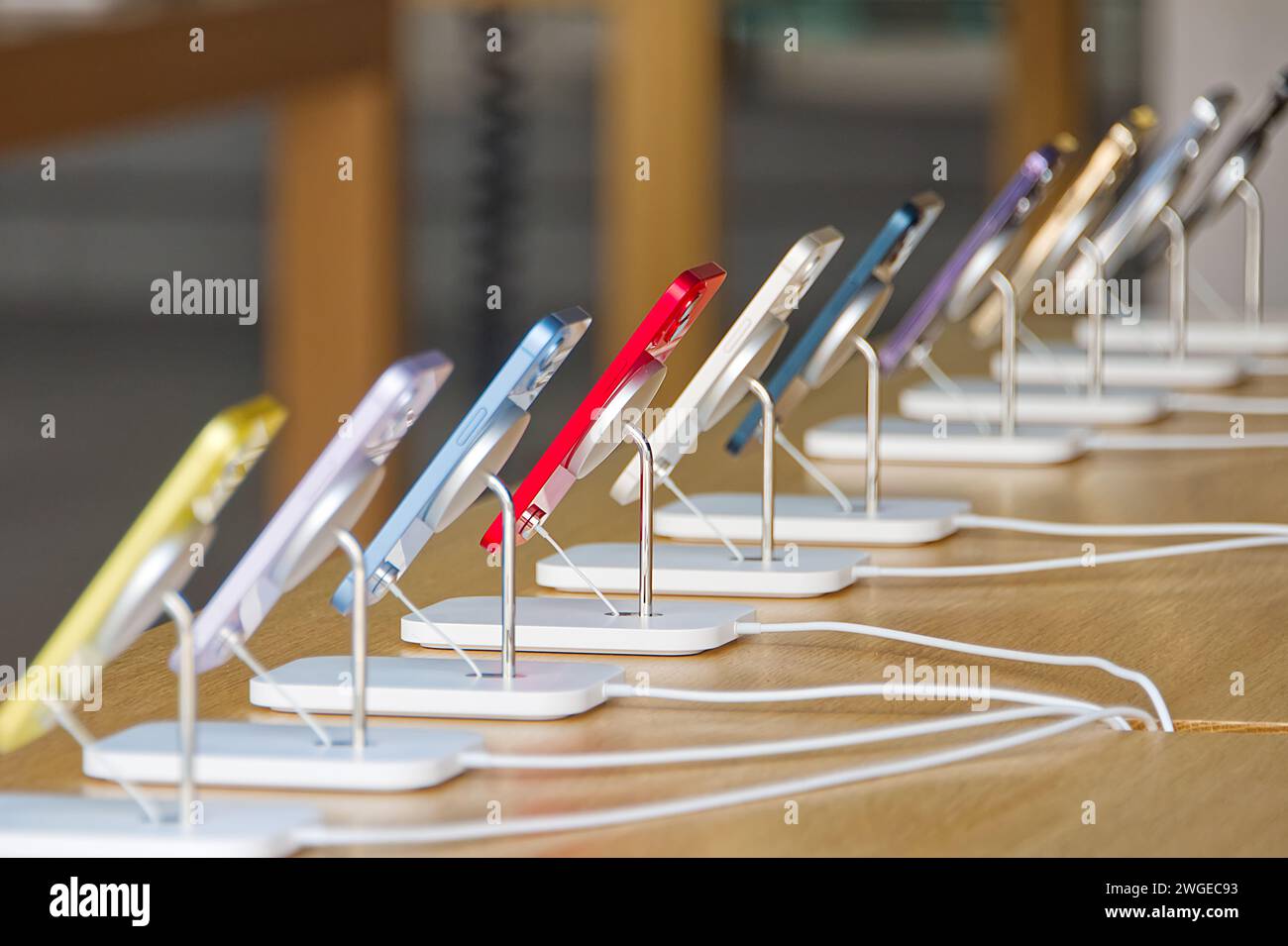 Beaucoup des derniers modèles de téléphones mobiles de différentes couleurs disposés dans la salle d'exposition dans le magasin Banque D'Images