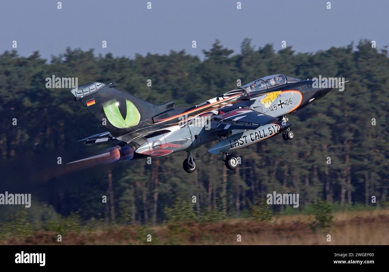 Ein Kampfflugzeug der deutschen Luftwaffe vom Typ Tornado startet mit Nachbrenner vom belgischen Militärflugplatz Kleine Brogel. DAS Flugzeug gehört zum Taktischen Luftwaffengeschwader 51 TaktLwG 51, früher : Aufklärungsgeschwader 51 und ist in Schleswig-Jagel stationiert. DAS Flugzeug Hat anlässlich des Nato Tiger-Meet eine Tiger-Lackierung. Ein Kampfflugzeug der deutschen Luftwaffe vom Typ Tornado startet mit Nachbrenner vom belgischen Militärflugplatz Kleine Brogel. DAS Flugzeug gehört zum Taktischen Luftwaffengeschwader 51 TaktLwG 51, früher : Aufklärungsgeschwader 51 und ist in Schleswig-Ja Banque D'Images