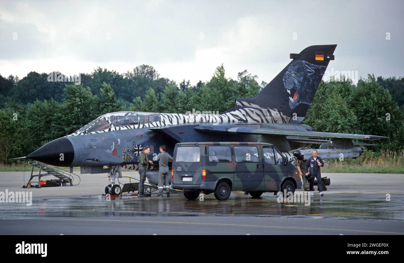 Ein Kampfflugzeug der deutschen Luftwaffe vom Typ Tornado. DAS Flugzeug gehört zum Taktischen Luftwaffengeschwader 51 TaktLwG 51, früher : Aufklärungsgeschwader 51 und ist in Schleswig-Jagel stationiert. DAS Flugzeug Hat anlässlich des Nato Tiger-Meet eine Tiger-Lackierung. Ein Kampfflugzeug der deutschen Luftwaffe vom Typ Tornado. DAS Flugzeug gehört zum Taktischen Luftwaffengeschwader 51 TaktLwG 51, früher : Aufklärungsgeschwader 51 und ist in Schleswig-Jagel stationiert. DAS Flugzeug Hat anlässlich des Nato Tiger-Meet eine Tiger-Lackierung. *** Un avion de chasse Tornado de l'Air allemand pour Banque D'Images