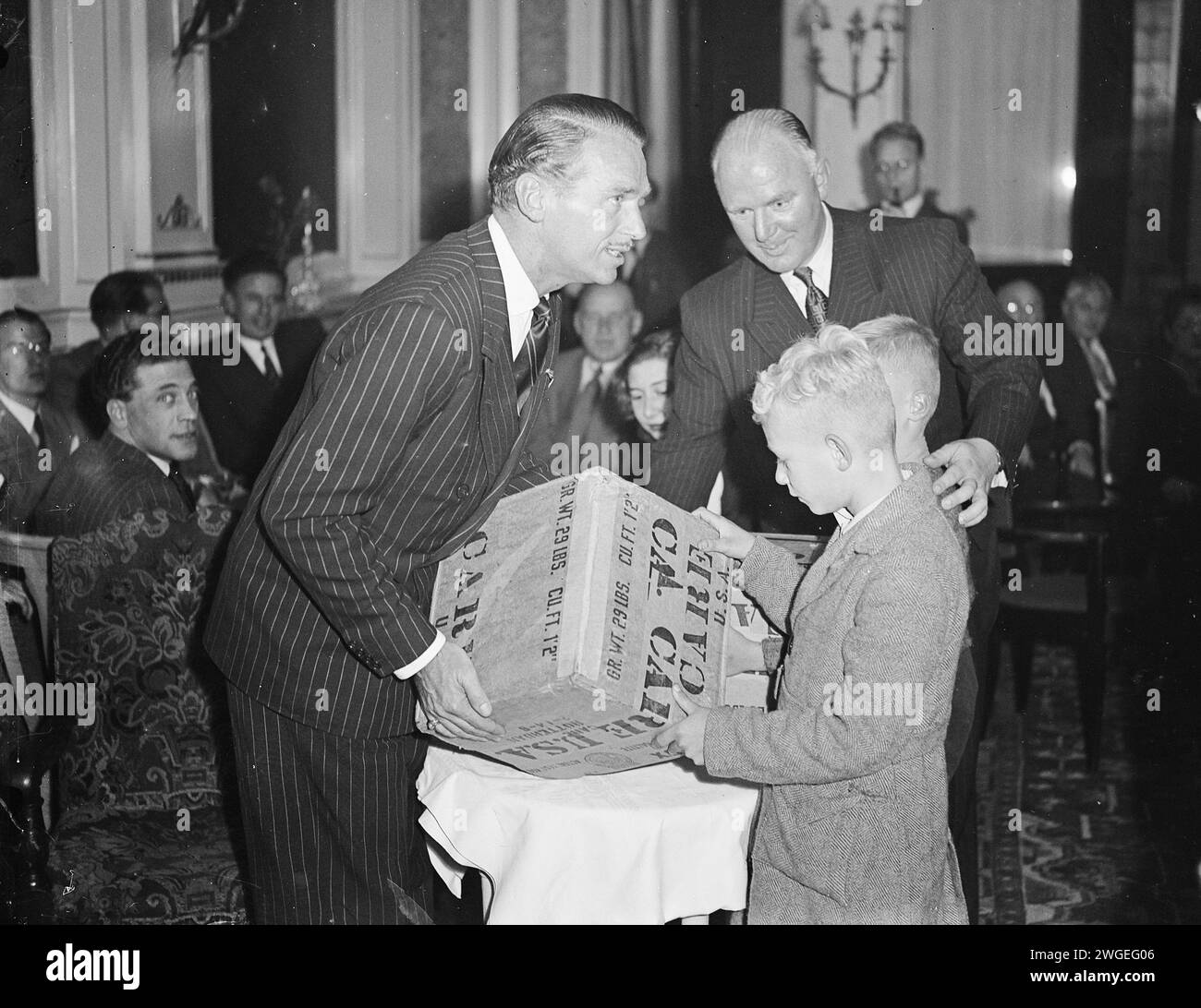 12 octobre 1948. Amsterdam, pays-Bas. L'acteur américain Douglas Fairbanks distribue un paquet de nourriture à l'hôtel Amstel. Banque D'Images