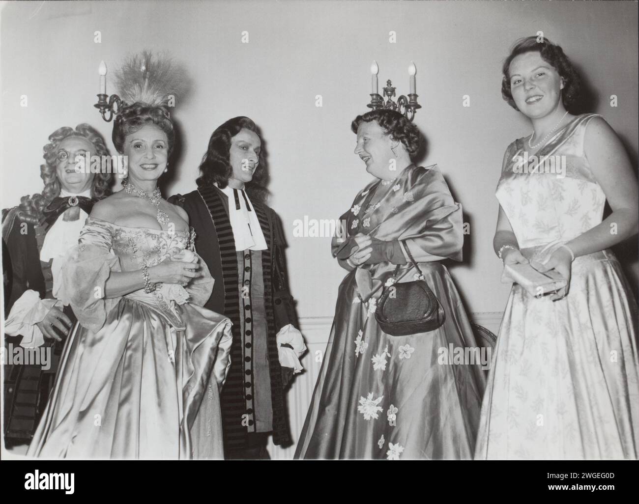 10 décembre 1956. Amsterdam, pays-Bas. La reine Juliana et la princesse Beatrix assistent à la représentation du Misanthrope de Molière par la compagnie Madelein Renaud et Jean-Louis Barrault au Théâtre Royal de la Haye. Pendant la pause, les joueurs suivants ont été présentés aux visiteurs royaux. Gauche no Le joueur le plus âgé de la compagnie Pierre Bertin, Madeleine Renaud et Jean-Louis Barrault mais aussi la reine Juliana et la princesse Beatrix. Banque D'Images