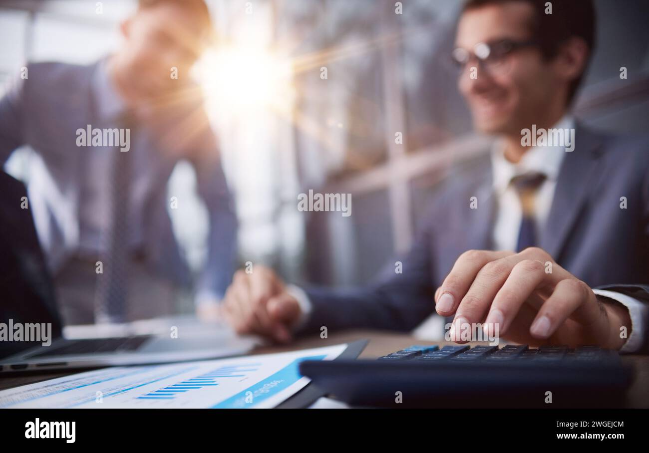 L'homme d'affaires le calcul de budgets, factures et conseiller financier à travailler. Banque D'Images