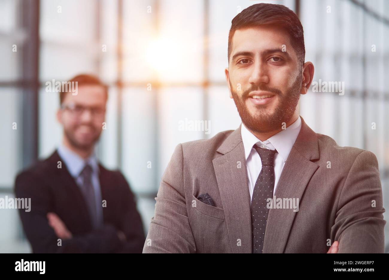 Des collègues souriant et posant pour la caméra avant une réunion de travail. Banque D'Images