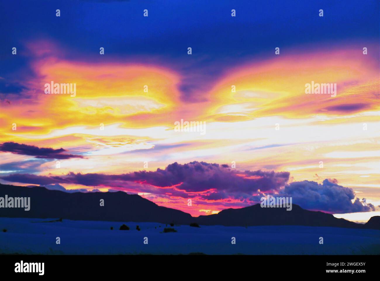 Coucher de soleil coloré dynamique au parc national de White Sands Banque D'Images