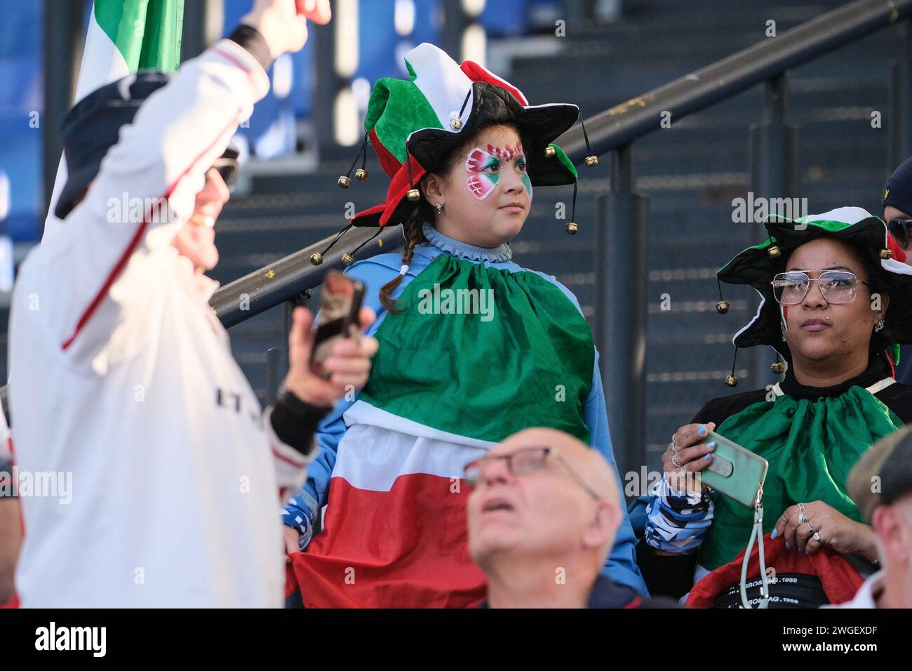 Fans italiens vus lors de la Guinness Men's six Nations 2024 au Stadio Olimpico de Rome. L'Angleterre gagne contre l'Italie avec un score de 27-24. Banque D'Images