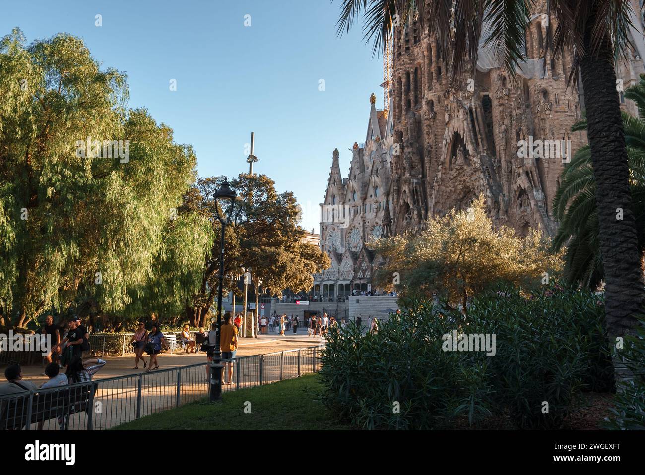 Vivez la sérénité de fin d'après-midi au parc de la Sagrada Familia à Barcelone. Banque D'Images