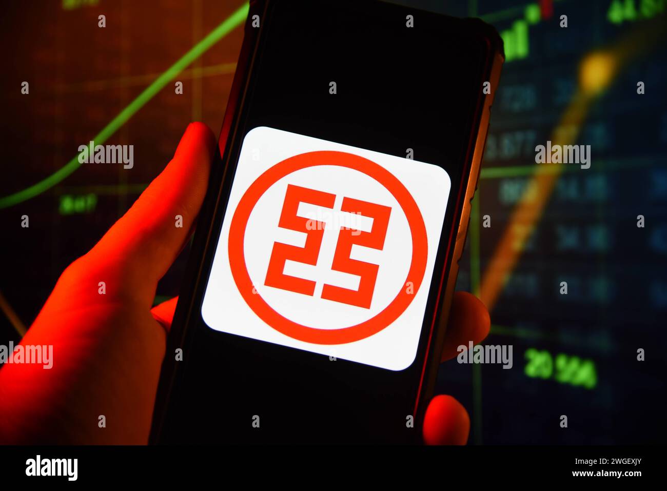 Illustrations des sociétés multinationales. Industrial and commercial Bank of China ICBC logo est représenté sur un écran de smartphone contre des graphiques boursiers dans cette photo d'illustration à Varsovie, en Pologne, le 4 février 2024. Varsovie Pologne Copyright : xAleksanderxKalkax Banque D'Images