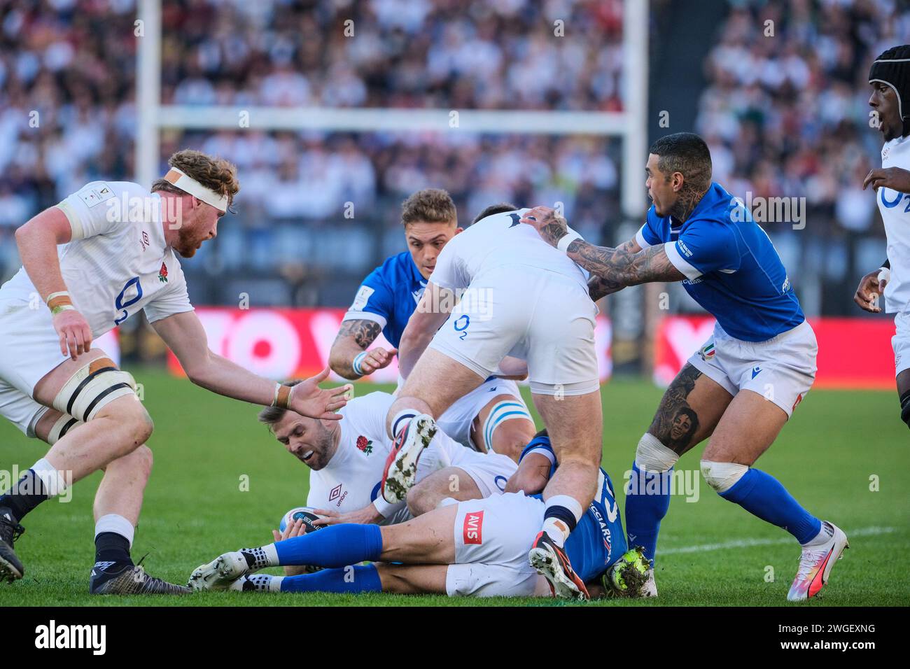 Rome, Italie. 03 février 2024. Elliot Daly d'Angleterre (G) attaqué par Lorenzo Cannone (C) d'Italie et Andrea Zambonin d'Italie (D) en action lors de la Guinness des six Nations 2024 au Stadio Olimpico de Rome l'Angleterre gagne contre l'Italie avec un score de 27-24. (Photo Davide Di Lalla/SOPA Images/Sipa USA) crédit : SIPA USA/Alamy Live News Banque D'Images