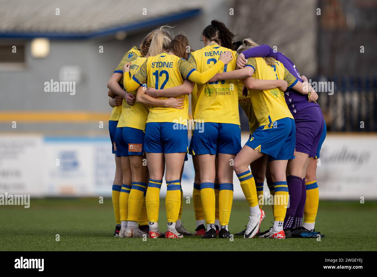 Barry, Royaume-Uni. 4 février 2024. Les joueuses de l'équipe de Barry Town United se sont bloquées lors du match Genero Adrian Premier entre Barry Town United Women et Cardiff City Women au Jenner Park Stadium à Barry le 4 février 2024. Cette image ne peut être utilisée qu'à des fins éditoriales. Usage éditorial uniquement. Crédit : Ashley Crowden/Alamy Live News Banque D'Images