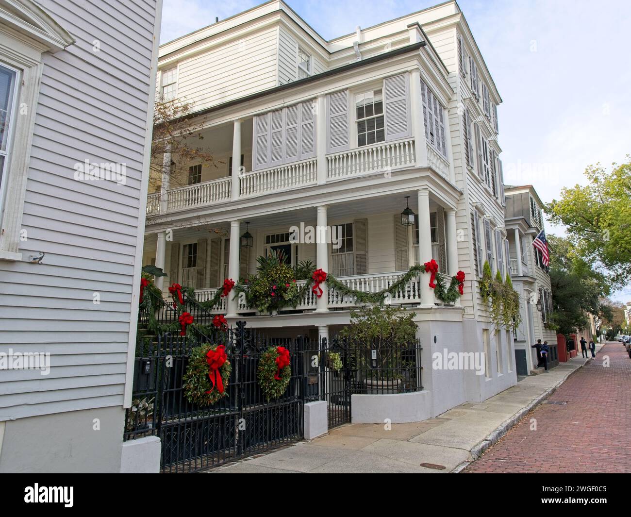 Rue résidentielle du XVIIIe siècle aménagée pour Noël dans la ville historique de Charleston en Caroline du Sud — novembre 2023 Banque D'Images