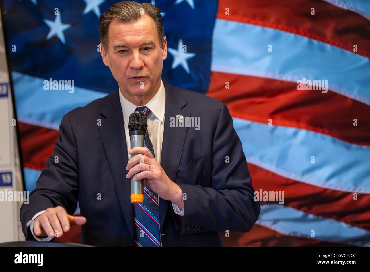 New York, États-Unis. 04th Feb, 2024. FLORAL PARK, NEW YORK - 4 FÉVRIER : Tom Suozzi prend la parole lors d'un rassemblement électoral le 4 février 2024 à Floral Park, New York. Le vote par anticipation a commencé samedi 3 février pour une élection spéciale entre le candidat démocrate, l'ancien repaire Tom Suozzi, et le candidat républicain Mazi Pilip dans le 3e district du Congrès de New York pour remplacer le repaire expulsé George Santos. Crédit : Ron Adar/Alamy Live News Banque D'Images