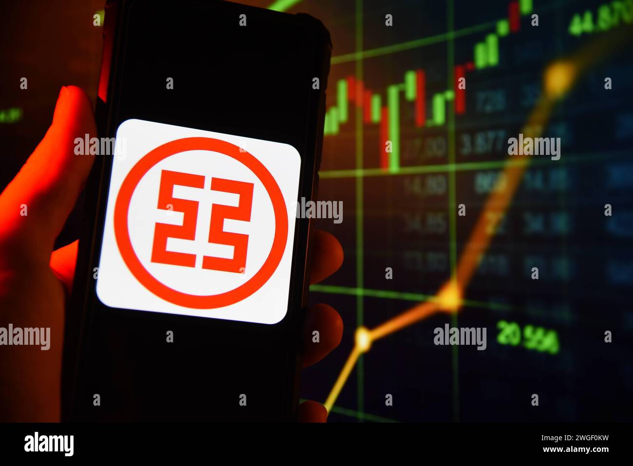 Illustrations des sociétés multinationales. Industrial and commercial Bank of China ICBC logo est représenté sur un écran de smartphone contre des graphiques boursiers dans cette photo d'illustration à Varsovie, en Pologne, le 4 février 2024. Varsovie Pologne Copyright : xAleksanderxKalkax Banque D'Images