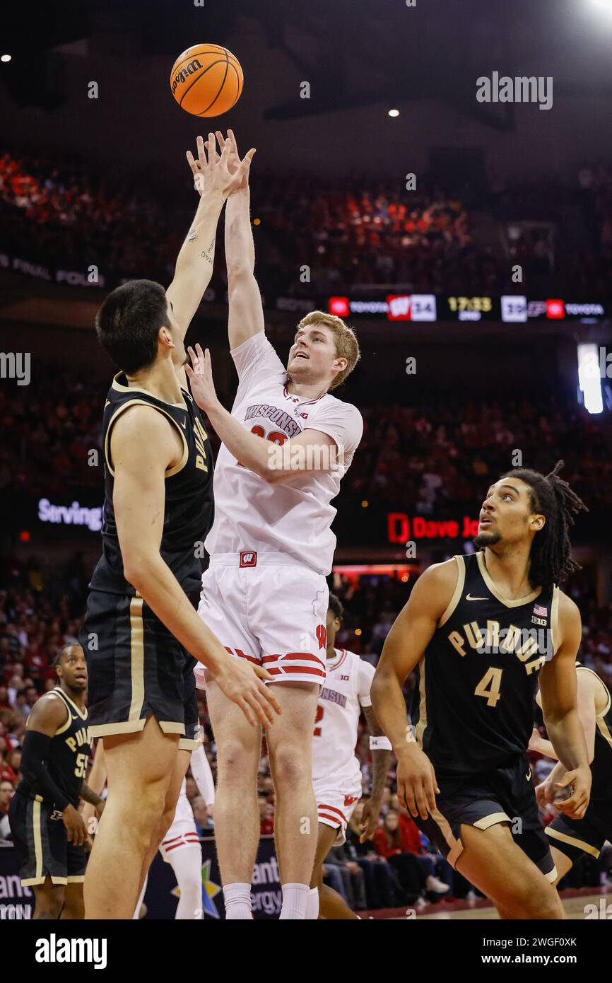 Madison, WISCONSIN, États-Unis. 4 février 2024. L'attaquant Steven Crowl (22) des Wisconsin Badgers fait un crochet de saut au-dessus du centre des Purdue Boilermakers Zach Edey (15) pendant le match de basket-ball NCAA entre les Purdue Boilermakers et les Wisconsin Badgers au Kohl Center à Madison, WI. Darren Lee/CSM/Alamy Live News Banque D'Images