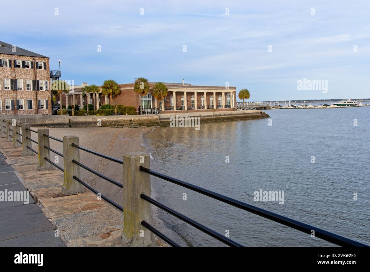 La Battery Promenade au nord le long de East Battery, digue formant Charleston Harbor, Carolina Yacht Club et Boat Basin au loin. Banque D'Images