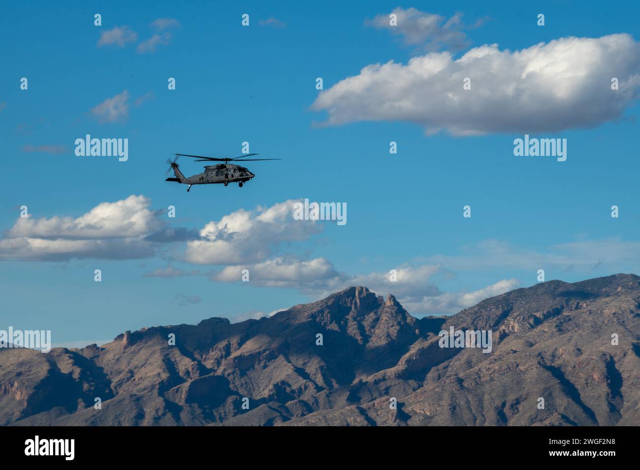 Un tout nouvel hélicoptère HH-60W Jolly Green II affecté au 943d Rescue Group, 920th Rescue Wing, survole les montagnes près de Davis-Monthan Air Force base, Arizona, le 1 février 2024. Le HH-60W est le successeur du HH-60G Pave Hawk et est utilisé pour une variété de missions, y compris des opérations de recherche et de sauvetage en territoire hostile ou refusé. Situé à Davis-Monthan AFB, Arizona, le 943d RQG est l'une des trois unités géographiquement séparées qui relèvent du 920th RQW, Patrick Space Force base, Floride. (Photo de l'armée de l'air américaine par Nicole Koreen) Banque D'Images