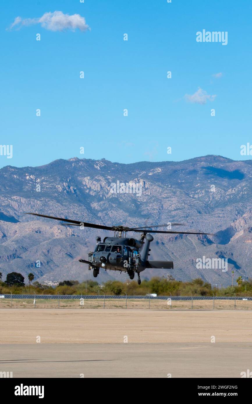 Un tout nouvel hélicoptère 943d Rescue Group, 920th Rescue Wing, HH-60W Jolly Green II atterrit à la base aérienne Davis-Monthan, Arizona, le 1 février 2024. Le HH-60W est le successeur du HH-60G Pave Hawk et est utilisé pour une variété de missions, y compris des opérations de recherche et de sauvetage en territoire hostile ou refusé. Situé à Davis-Monthan AFB, Arizona, le 943d RQG est l'une des trois unités géographiquement séparées qui relèvent du 920th RQW, Patrick Space Force base, Floride. (Photo de l'armée de l'air américaine par Nicole Koreen) Banque D'Images