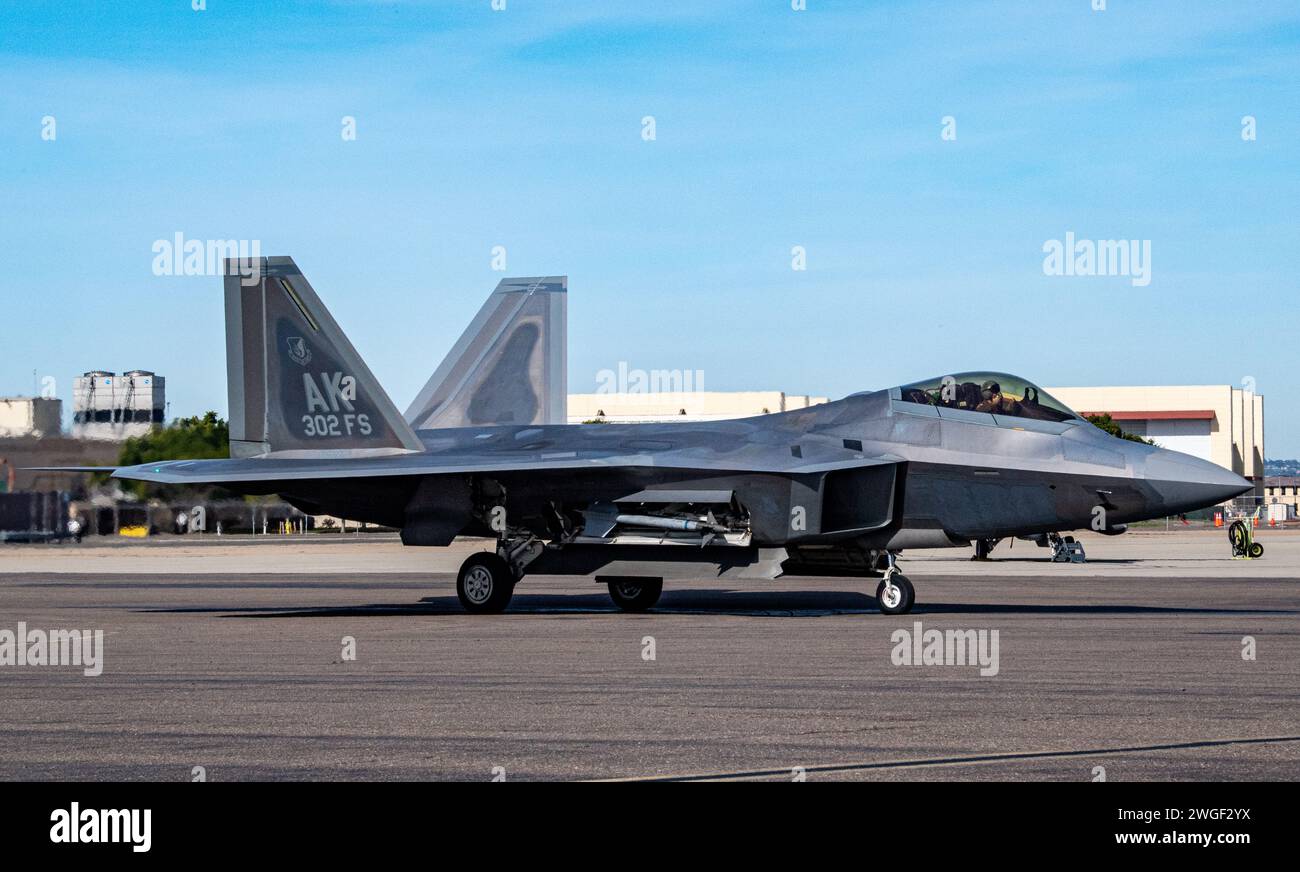 Un F-22 Raptor déployé sous le 525th Expeditionary Fighter Squadron, 3rd Air Expeditionary Wing, joint base Elmendorf-Richardson, Alaska, taxi sur l'aérodrome lors de l'exercice Bamboo Eagle 24-1 à la Naval Air Station North Island, Californie, le 28 janvier 2024. BE 24-1 était un exercice unique en son genre dirigé par le U.S. Air Force Warfare Center et est composé d'environ 3 000 militaires américains, alliés et partenaires de la Royal Air Force et de la Royal Australian Air Force, et plus de 150 avions de 24 unités dispersées dans plus de 10 emplacements dans l'ouest des États-Unis par t Banque D'Images