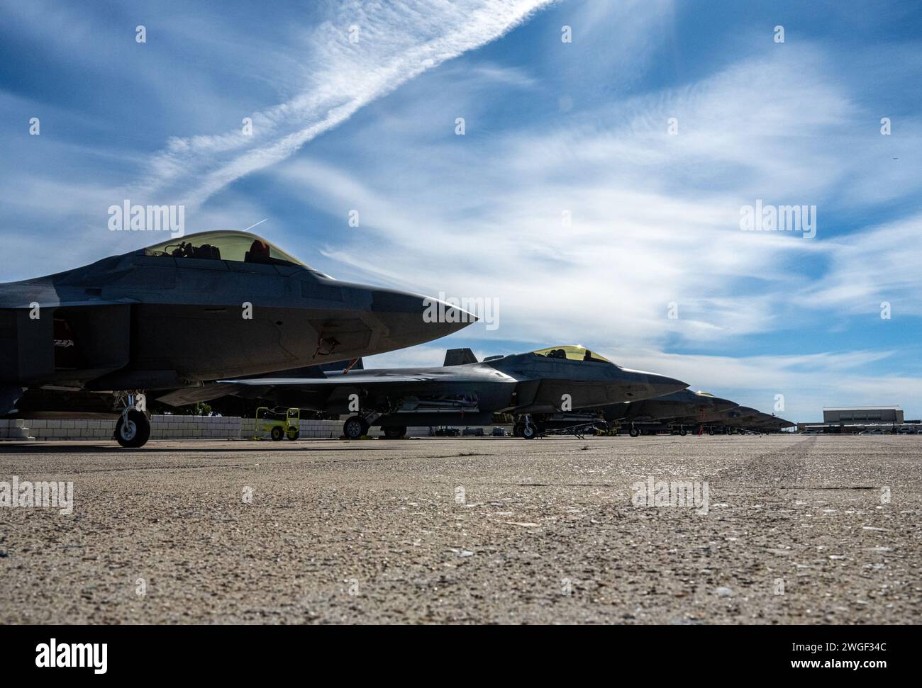 Les F-22 Raptors déployés sous le 525th Expeditionary Fighter Squadron, 3rd Air Expeditionary Wing, joint base Elmendorf-Richardson, Alaska, sont assis sur l'aérodrome pendant l'exercice Bamboo Eagle 24-1 à la Naval Air Station North Island, Californie, le 28 janvier 2024. BE 24-1 était un exercice unique en son genre dirigé par le U.S. Air Force Warfare Center et est composé d'environ 3 000 militaires américains, alliés et partenaires de la Royal Air Force et de la Royal Australian Air Force, et plus de 150 avions de 24 unités dispersées dans plus de 10 emplacements dans l'ouest des États-Unis par le U. Banque D'Images