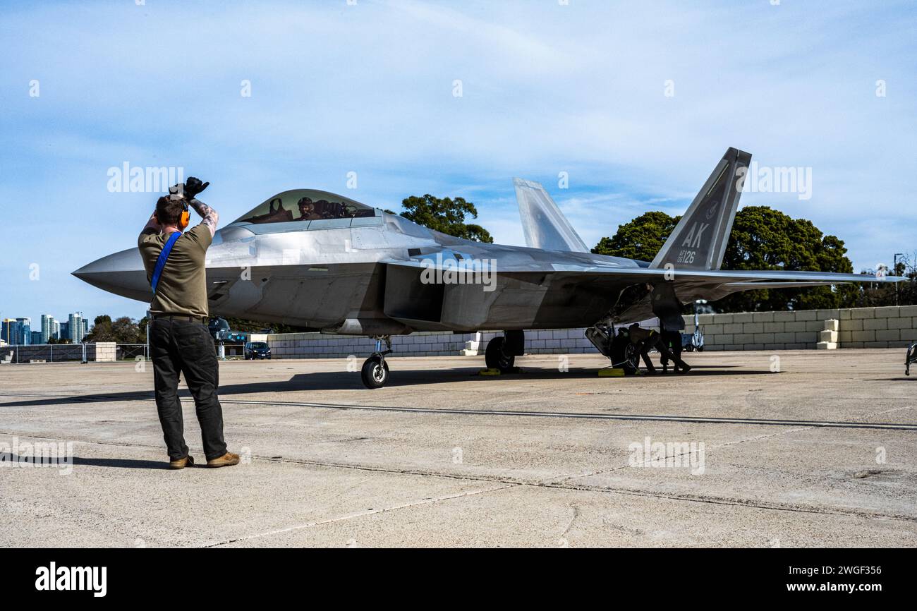 Un chef d'équipage de l'US Air Force déployé avec le 525th Expeditionary Fighter Generation Squadron, 3rd Air Expeditionary Wing, joint base Elmendorf-Richardson, Alaska, marshale un F-22 Raptor lors de l'exercice Bamboo Eagle 24-1 à la Naval Air Station North Island, Californie, le 28 janvier 2024. NAS North Island a servi de rayon dans le concept des opérations en étoile au cours de l'exercice Bamboo Eagle 24-1, avec le moyeu et l'élément de force de commandement et de contrôle situés à la base aérienne de Nellis, Nevada. Au cours de BE 24-1, les combattants ont mis en œuvre la production de puissance de combat dans tous les domaines à partir de BA désagrégée Banque D'Images