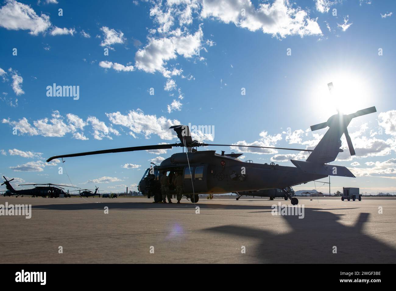 Des aviateurs affectés au 943d Rescue Group, Davis-Monthan Air Force base, Arizona, inspectent le premier hélicoptère tout neuf HH-60W Jolly Green II de la 920th Rescue Wing sur la ligne de vol le 1 février 2024. Le HH-60W est le successeur du HH-60G Pave Hawk et est utilisé pour une variété de missions, y compris des opérations de recherche et de sauvetage en territoire hostile ou refusé. Situé à Davis-Monthan AFB, Arizona, le 943d RQG est l'une des trois unités géographiquement séparées qui relèvent du 920th RQW, Patrick Space Force base, Floride. (Photo de l'armée de l'air américaine par Nicole Koreen) Banque D'Images