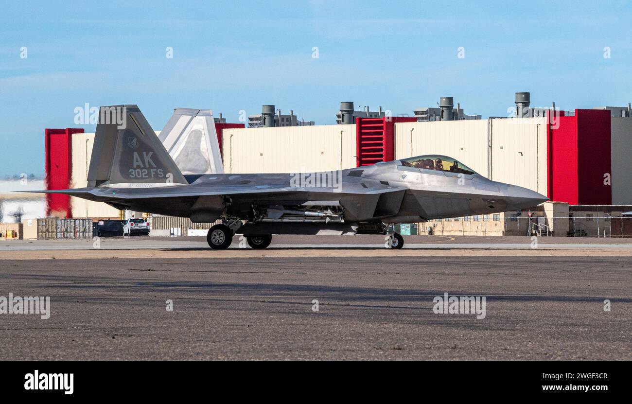 Un F-22 Raptor déployé sous le 525th Expeditionary Fighter Squadron, 3rd Air Expeditionary Wing, joint base Elmendorf-Richardson, Alaska, taxi sur l'aérodrome lors de l'exercice Bamboo Eagle 24-1 à la Naval Air Station North Island, Californie, le 28 janvier 2024. BE 24-1 était un exercice unique en son genre dirigé par le U.S. Air Force Warfare Center et est composé d'environ 3 000 militaires américains, alliés et partenaires de la Royal Air Force et de la Royal Australian Air Force, et plus de 150 avions de 24 unités dispersées dans plus de 10 emplacements dans l'ouest des États-Unis par t Banque D'Images