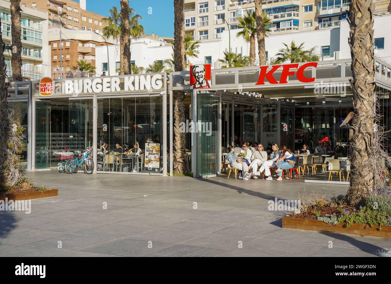 Burger King et KFC dans le port de Malaga, Andalousie, Espagne. Banque D'Images