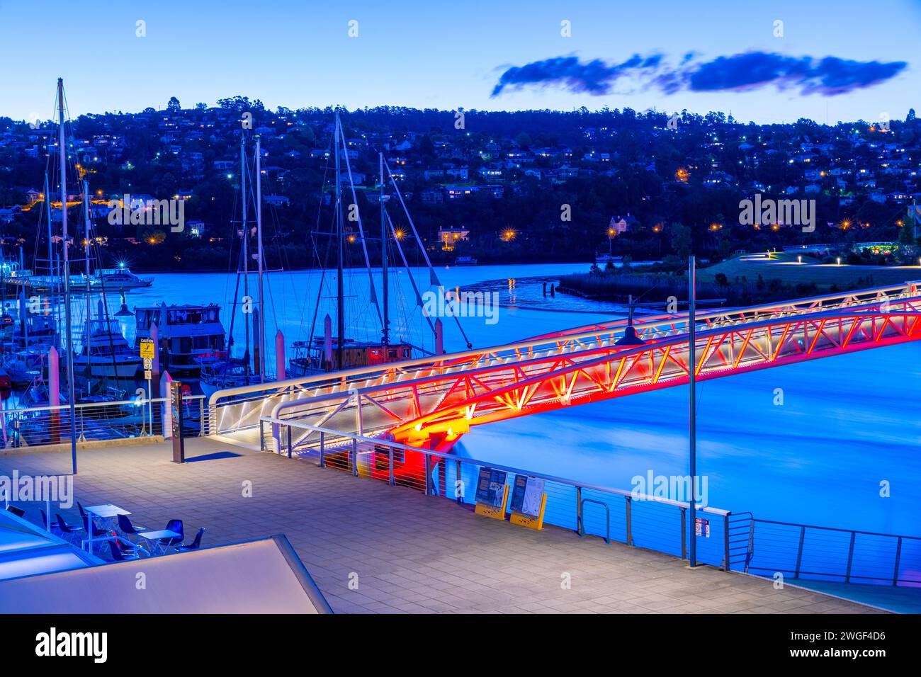 Vue sur la rivière Tamar et la banlieue de Trevallyn à Launceston, Tasmanie, Australie, avec la rivière Esk à Seaport au premier plan. Banque D'Images