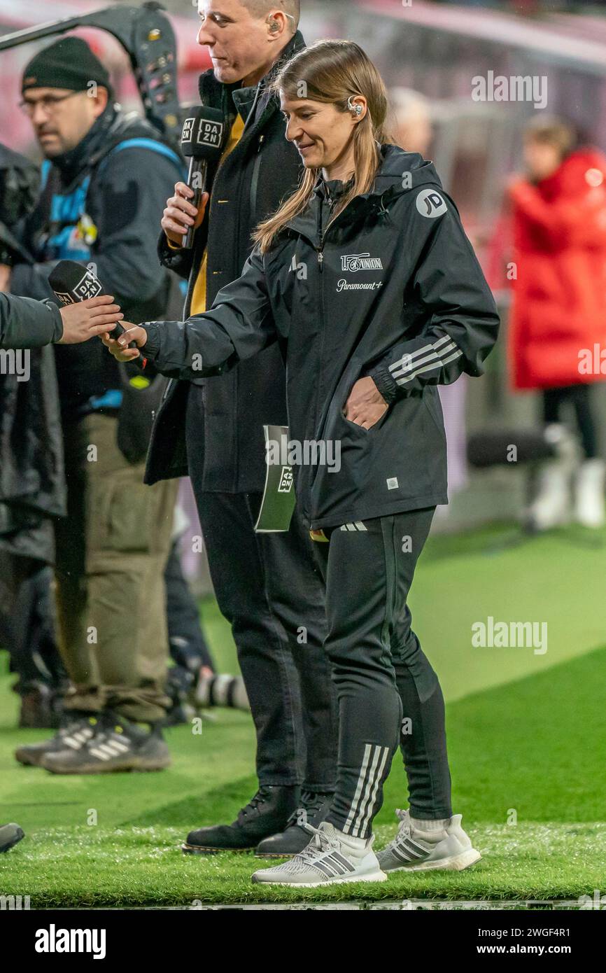Leipzig, Deutschland 04. Février 2024 : 1.BL - 2023/2024 - RB Leipzig vs. 1.FC Union Berlin im Bild : C0-Trainerin Marie - Louise ETA (Berlin) beim Interview vor dem Spiel /// les règlements DFL interdisent toute utilisation de photographies comme séquences d'images et/ou quasi-vidéo. /// Banque D'Images