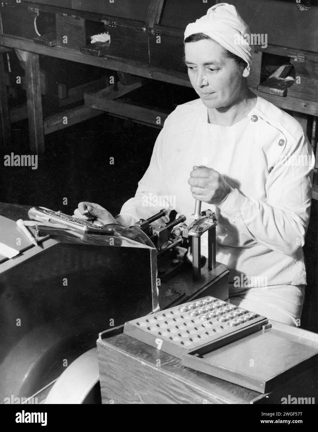 Femme travaillant à l'usine de munitions de la General Engineering Company pendant la Seconde Guerre mondiale à Scarborough, Ontario vers 1943 Banque D'Images