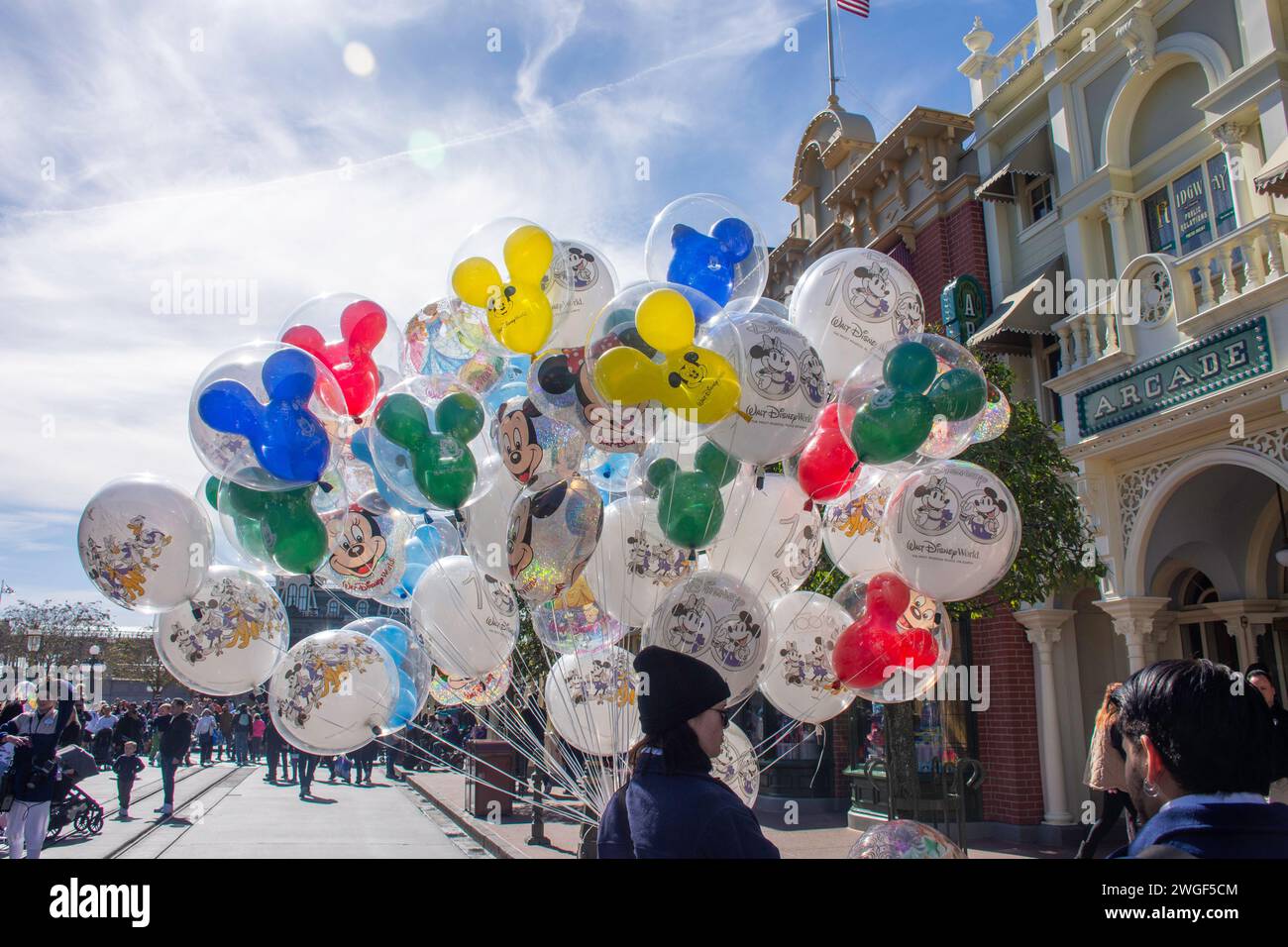 Vendeur de montgolfières Disney, main Street, U.S.A, Magic Kingdom, Walt Disney World Resort, Orange County, Orlando, Floride, États-Unis d'Amérique Banque D'Images