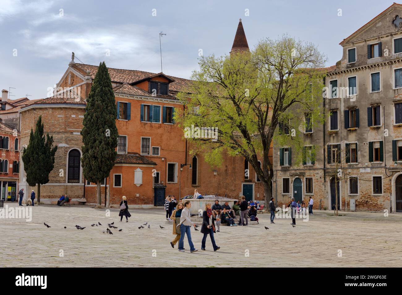 Les habitants se détendent près de l'église San Giacomo dall Orio à Venise en Italie Banque D'Images