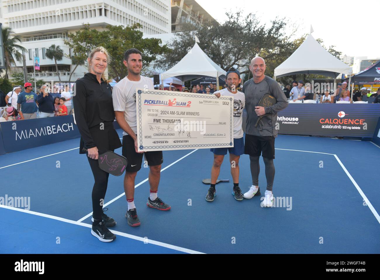 Miami Beach, États-Unis. 03 février 2024. MIAMI BEACH, FLORIDE - 03 FÉVRIER : Steffi Graf, Riccardo Roberto, Brian Smith et Andre Agassi pose avec le match gagnant au Pickleball amateur 2024 vs. The Legends Slam 2 Miami Beach à Lincoln Road Miami Beach le 03 février 2024 à Miami Beach, Floride. (Photo de JL/Sipa USA) crédit : SIPA USA/Alamy Live News Banque D'Images