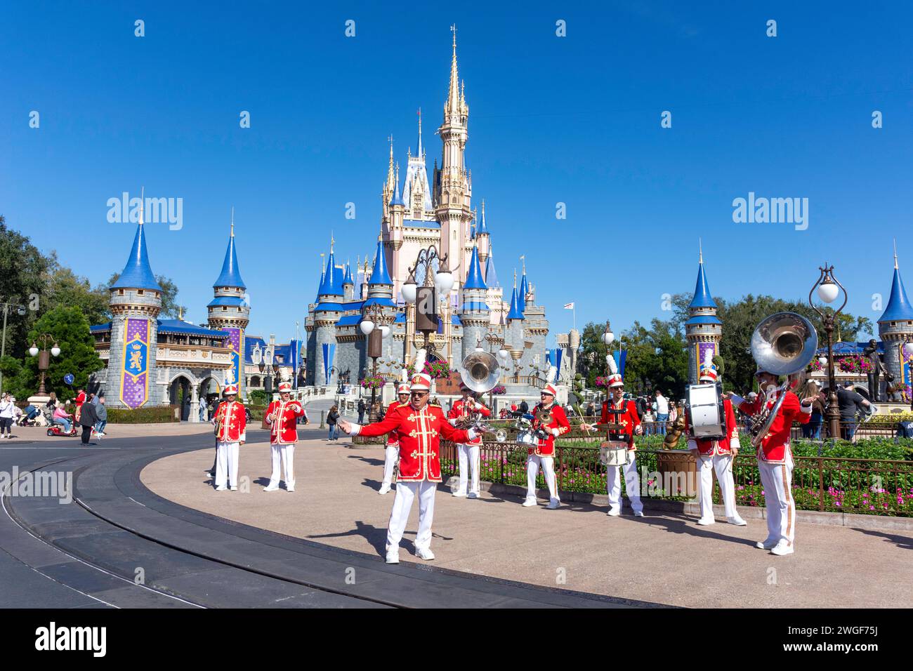 Main Street Philharmonic Band, Cendrillon's Castle, Magic Kingdom, Walt Disney World Resort, Orange County, Orlando, Floride, États-Unis d'Amérique Banque D'Images