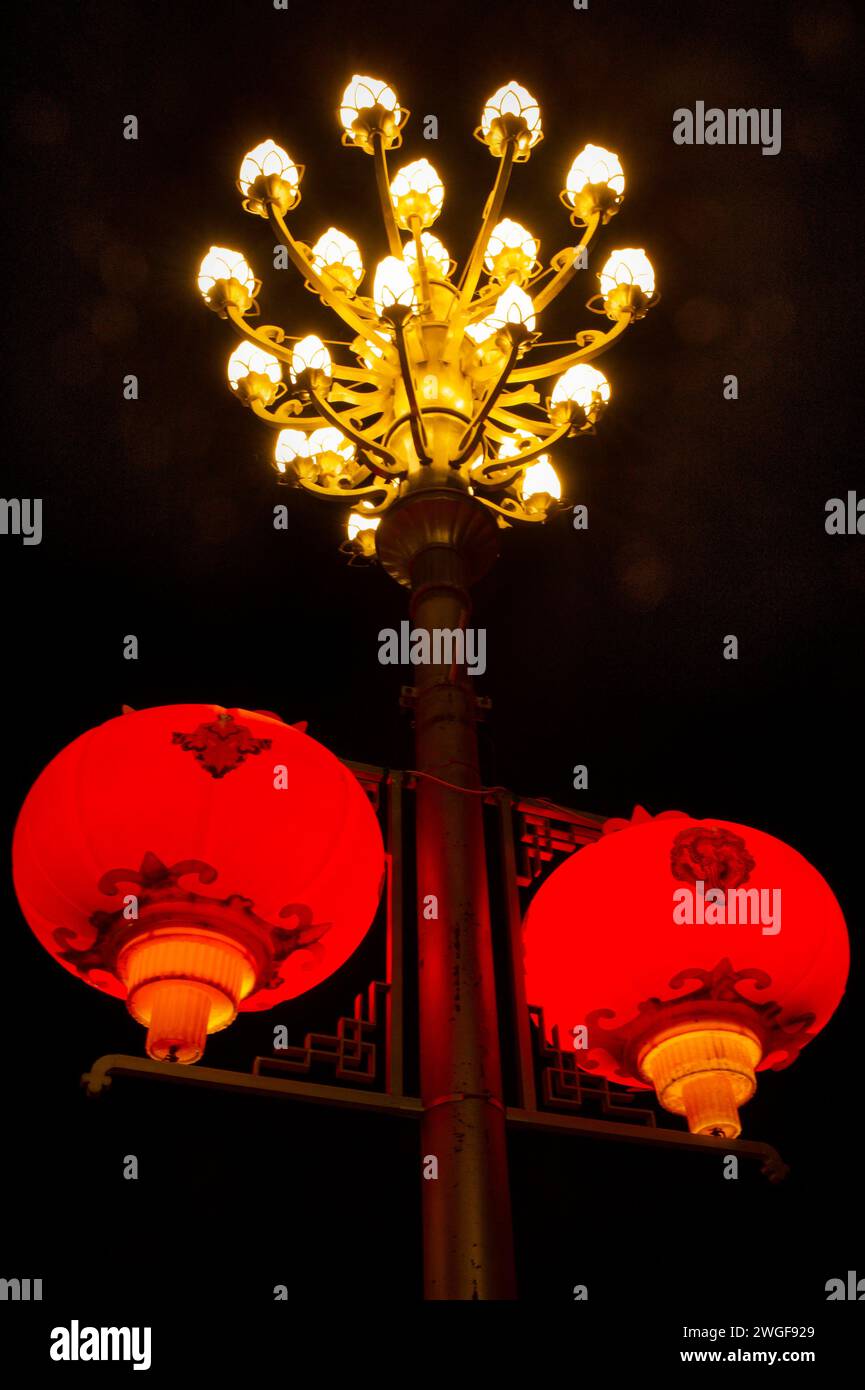 Des lampadaires rouges cramoisis brillent le long de Beijing Middle Road dans la ville de Lhassa, rejetant des boules d'éclairage diffractif. Banque D'Images