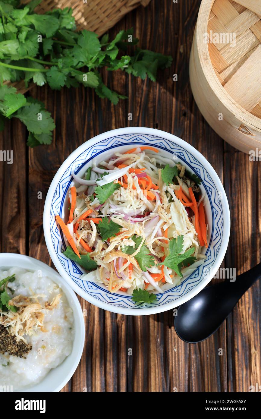 Vue de dessus GOI GA salade de légumes au poulet vietnamien Banque D'Images