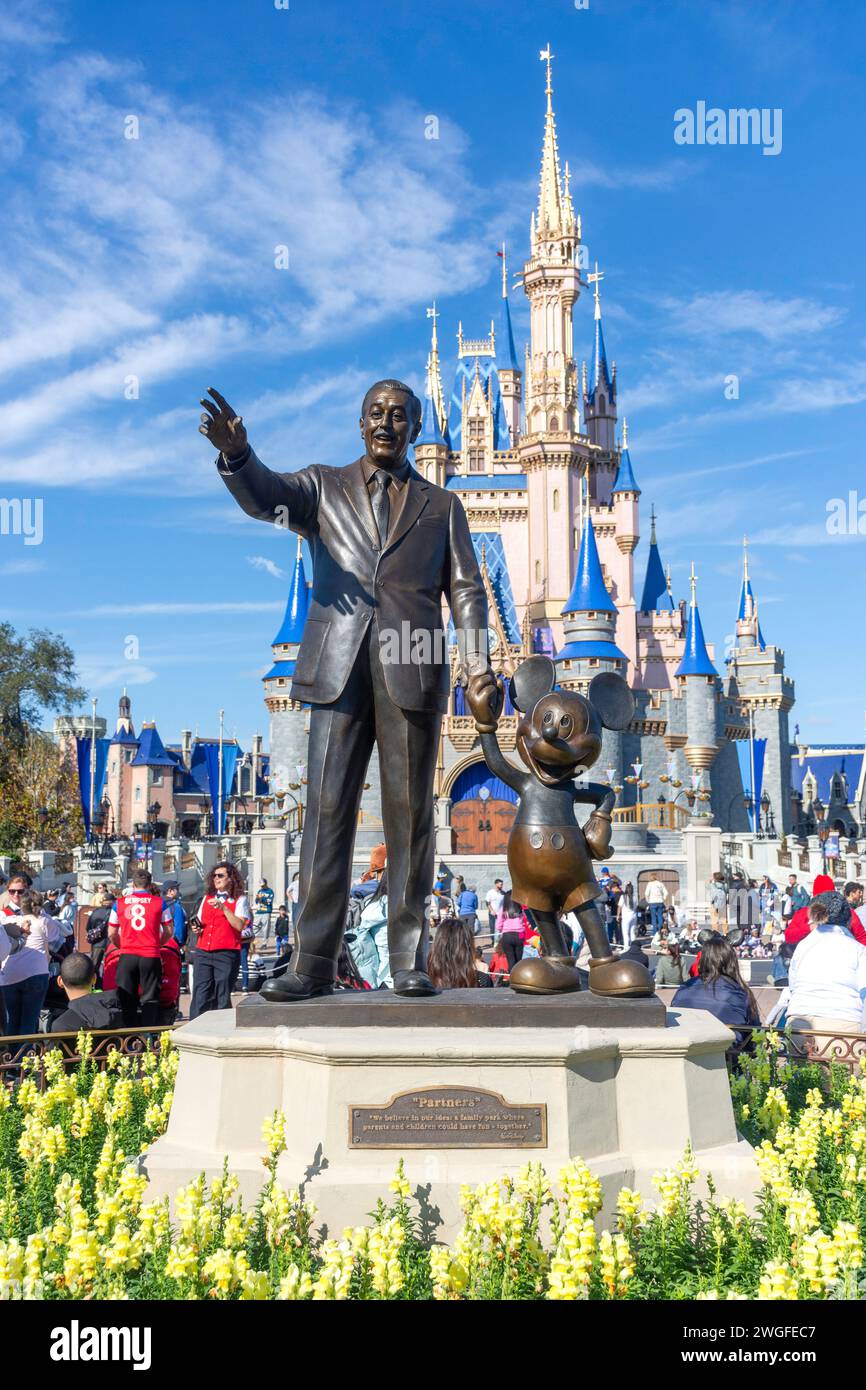 Statue de Walt Disney et château de Cendrillon, Fantasyland, Magic Kingdom, Walt Disney World Resort, Orange County, Orlando, Floride, États-Unis d'Amérique Banque D'Images