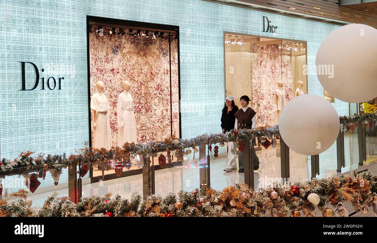 SHANGHAI, CHINE - 3 FÉVRIER 2024 - les clients font la queue au magasin de la marque française de luxe Dior à Shanghai, Chine, le 3 février 2024. Dior envisage Banque D'Images