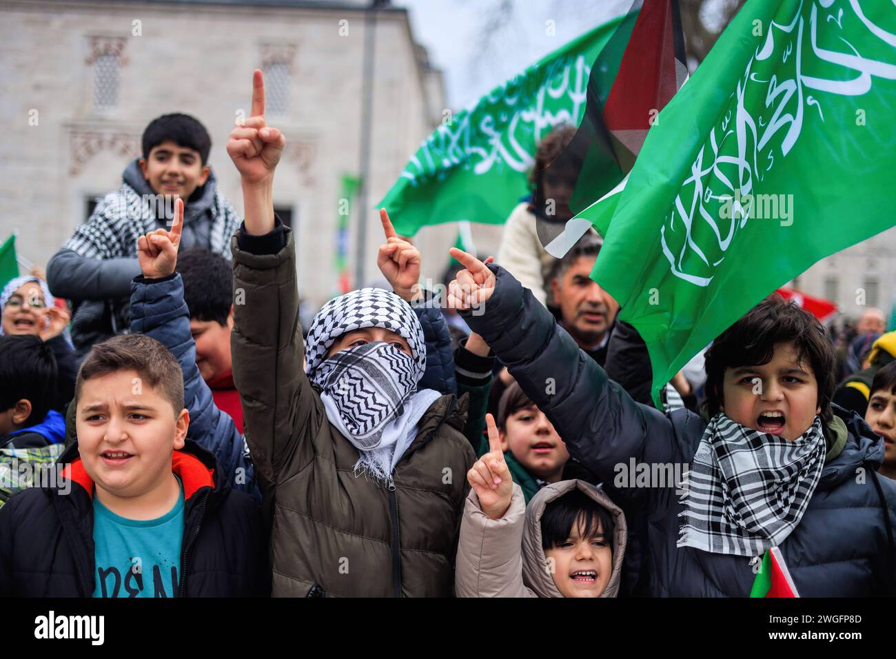 Istanbul, Turquie. 04th Feb, 2024. Des enfants scandent des slogans lors d'une manifestation contre les attaques israéliennes contre la Palestine. La Fondation de secours humanitaire IHH a organisé une grande manifestation sur la place Beyazit à Istanbul, pour protester contre l'agression israélienne contre Gaza. (Photo de Shady Alassar/SOPA images/SIPA USA) crédit : SIPA USA/Alamy Live News Banque D'Images