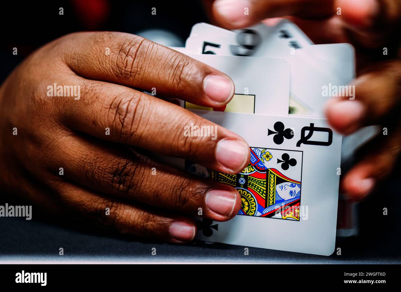 Photo d'un croupier tenant un jeu de cartes dans sa main Banque D'Images