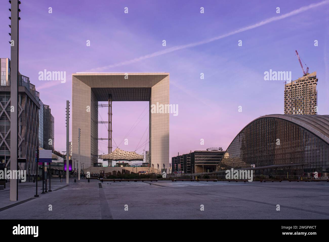 Paris, France - 28/2024 : Grande arche dans le quartier de la Défense à Paris, France Banque D'Images