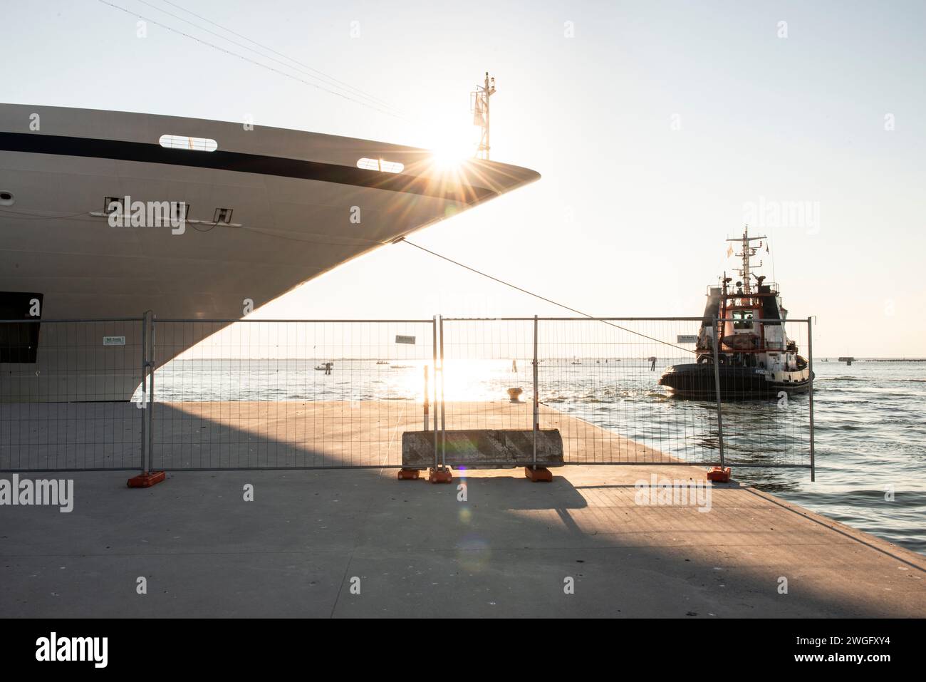Le bateau de croisière Viking accoste au port de Chioggia dans la lagune vénitienne, en Italie Banque D'Images