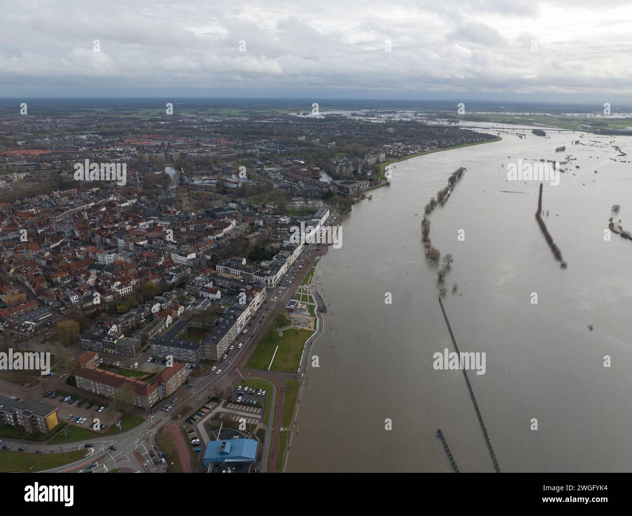 Vue d'ensemble aérienne de la ville de Zutphen, le long de la rivière Ijssel dans la Gueldre, aux pays-Bas. Vue aérienne de drone d'oeil d'oiseau dans la province néerlandaise de Banque D'Images