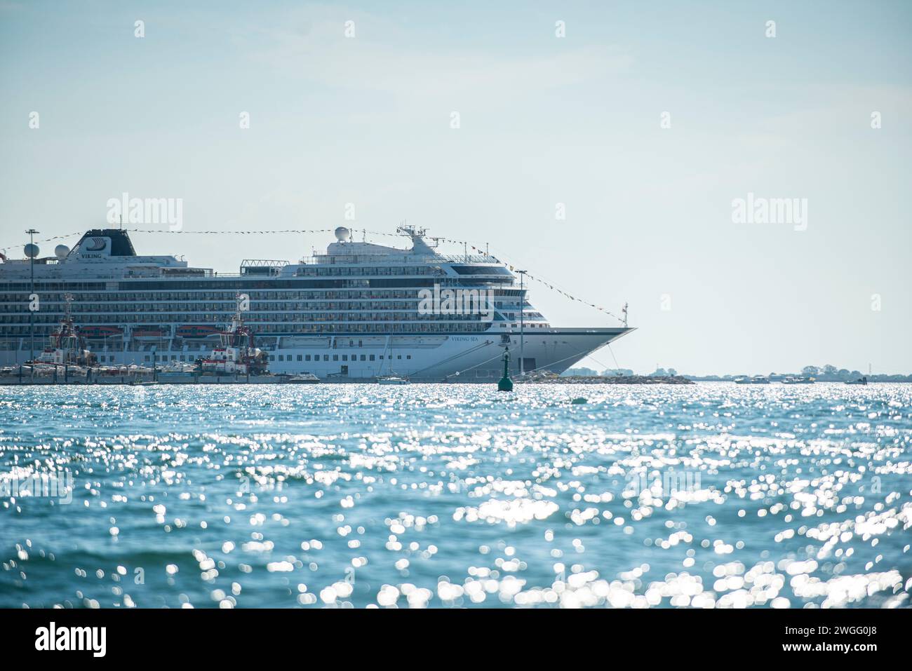 Le navire de croisière Viking a accosté au port de Chioggia, dans la lagune vénitienne, en Italie Banque D'Images