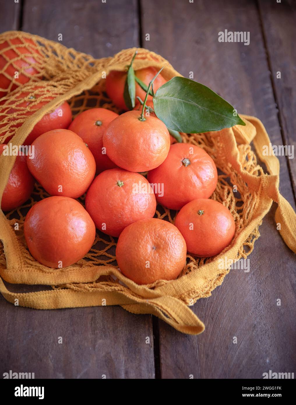 Plusieurs mandarines en filet. Isolé sur fond blanc. Banque D'Images