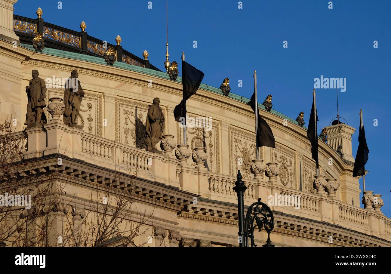 Prague, République tchèque - 10 janvier 2024 : des drapeaux noirs flottent à l'Université Charles pour commémorer les 14 morts dans la fusillade de masse à Prague Banque D'Images
