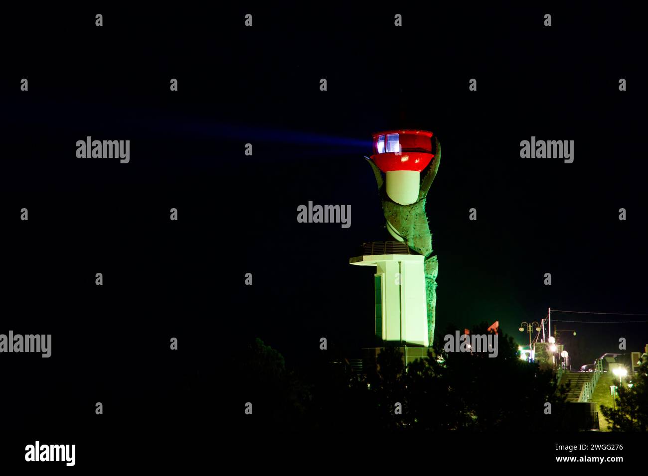 Comté de Yeongdeok, Corée du Sud - 28 décembre 2023 : le phare de Changpomal émerge audacieusement contre un ciel noir, une balise de lumière solitaire sur t Banque D'Images