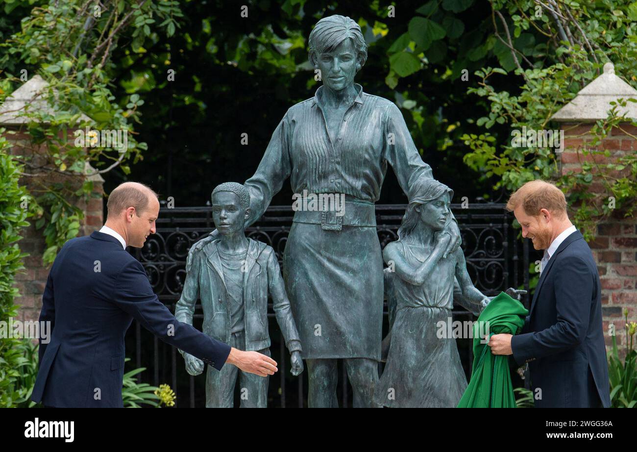 Photo datée du 01/07/21 du duc de Cambridge (à gauche) et du duc de Sussex regardant une statue qu'ils ont commandée à leur mère Diana, princesse de Galles, dans le jardin coulé du palais de Kensington, à Londres. Lord Janvrin, qui est président du Comité commémoratif de la Reine Elizabeth, a déclaré que les vues pratiques d'Elizabeth II seront dans son esprit alors qu'il se lance dans la tâche de créer un hommage durable au monarque régnant le plus longtemps de la nation. Date d'émission : lundi 5 février 2024. Banque D'Images